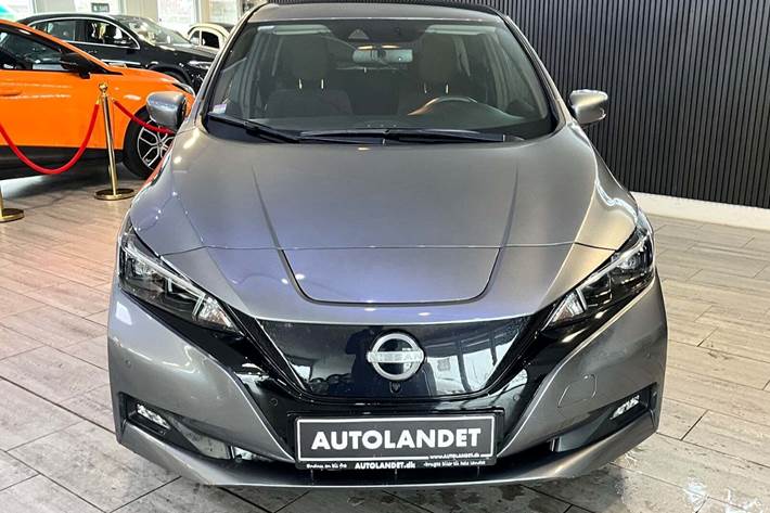 Grå Nissan Leaf fra 2023
