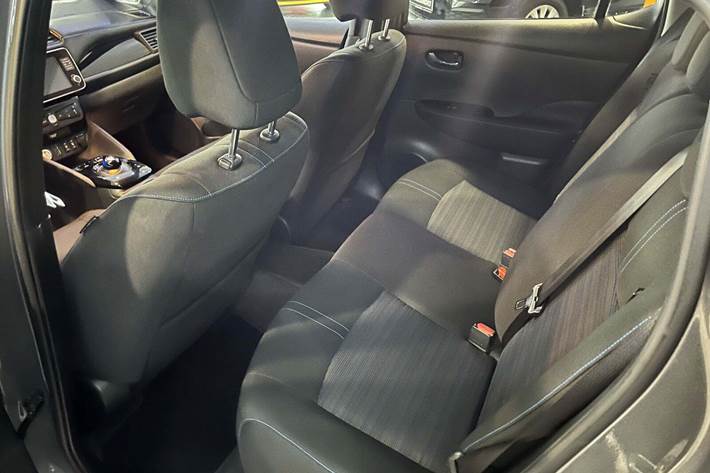 Grå Nissan Leaf fra 2023