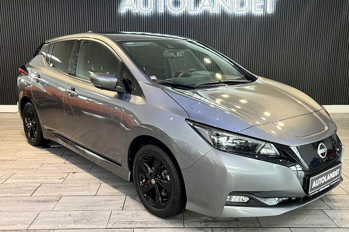 Grå Nissan Leaf fra 2023 set udefra