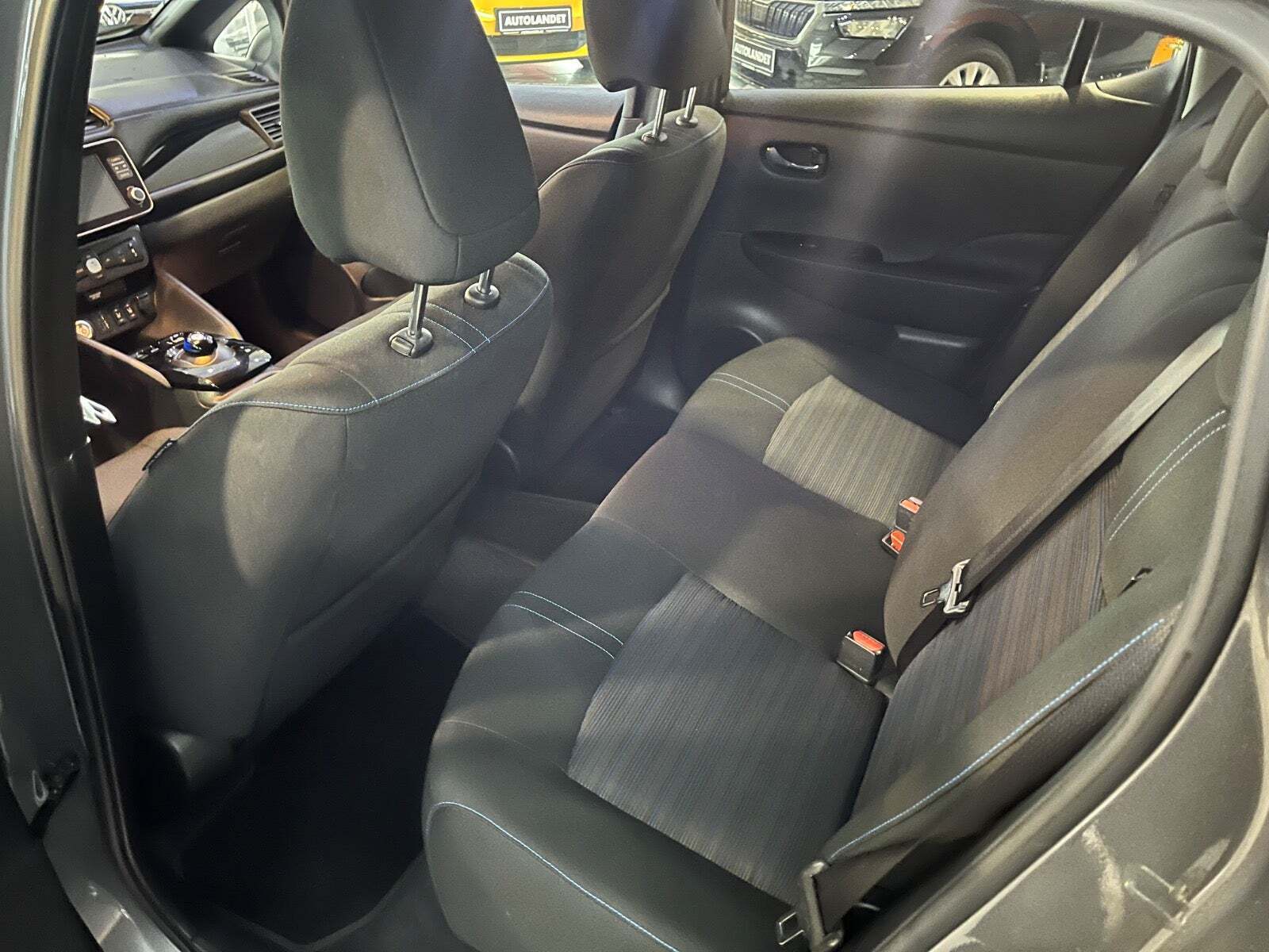 Grå Nissan Leaf fra 2023