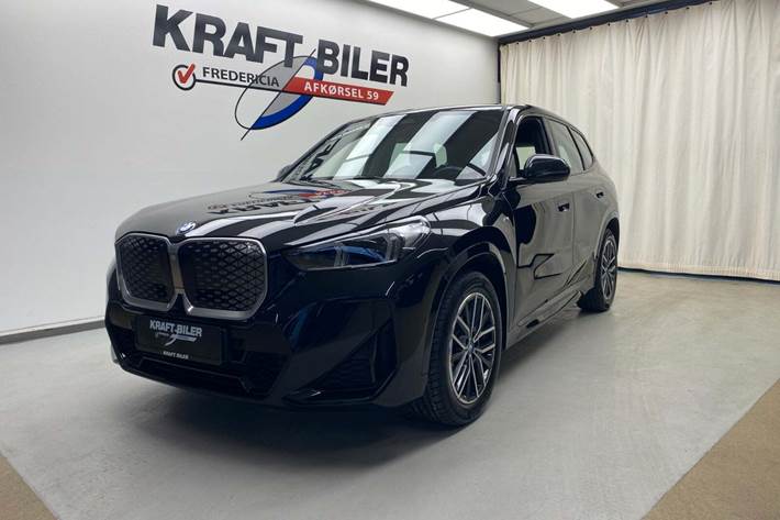 Sort BMW iX1 fra 2024 set udefra