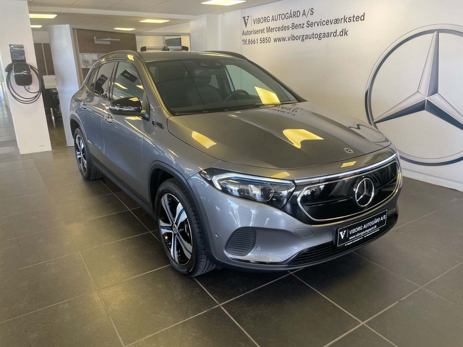 Grå Mercedes EQA250 fra 2021 set udefra