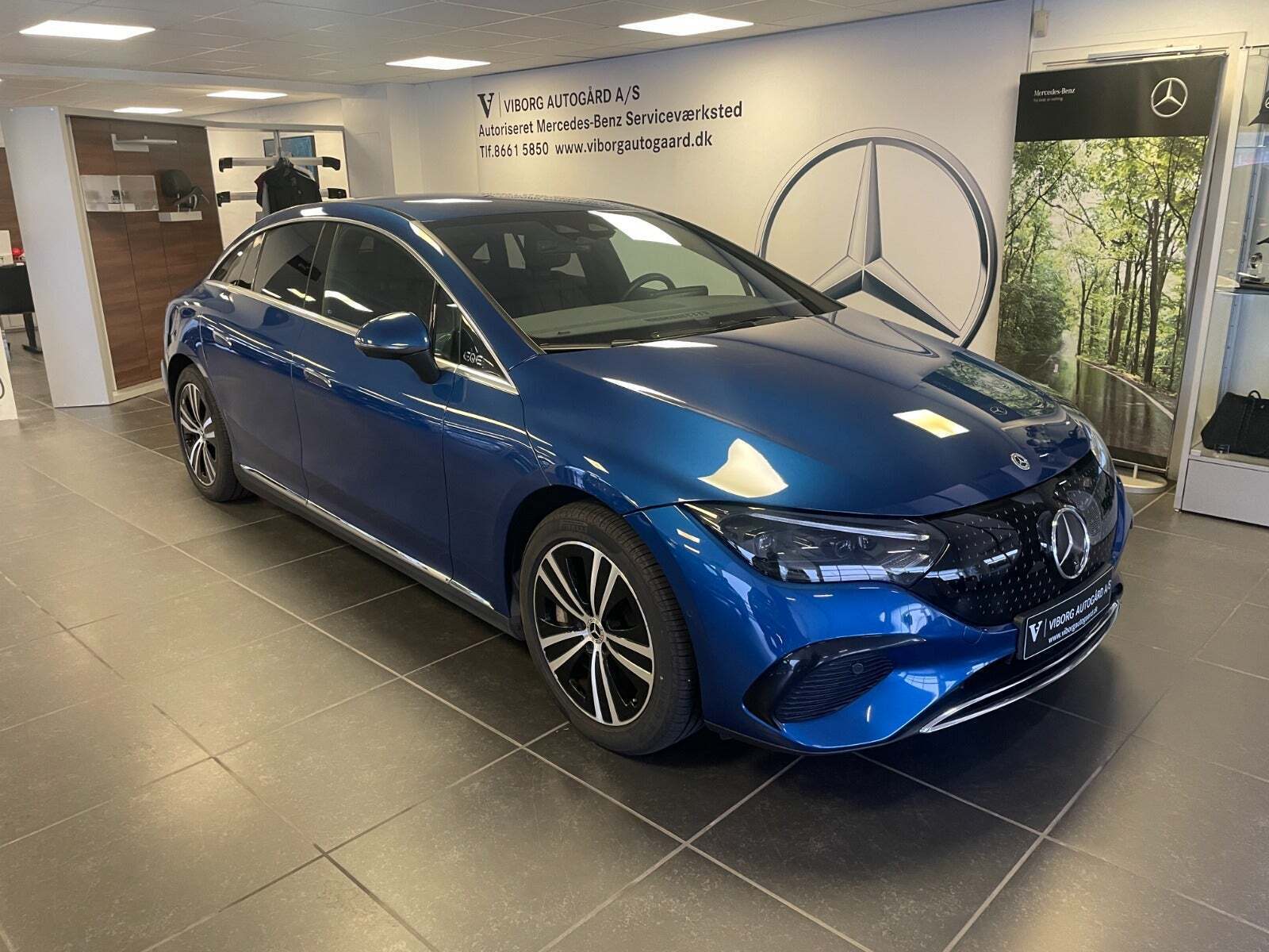 Blå Mercedes EQE350+ fra 2022 set udefra