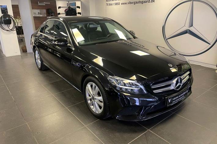 Sort Mercedes C200 fra 2019 set udefra