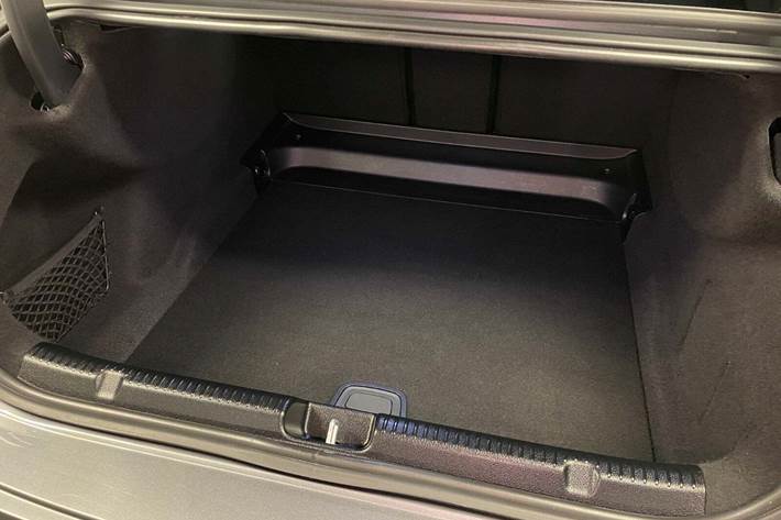 Grå Mercedes EQE350+ fra 2022