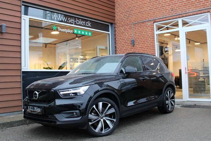 Sort Volvo XC40 fra 2021 set udefra