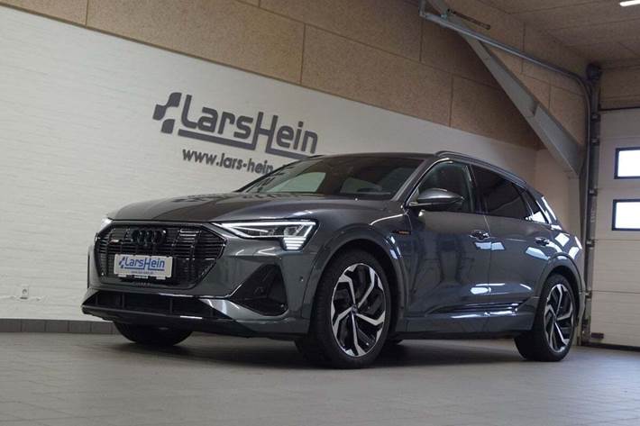 Grå Audi e-tron fra 2022 set udefra