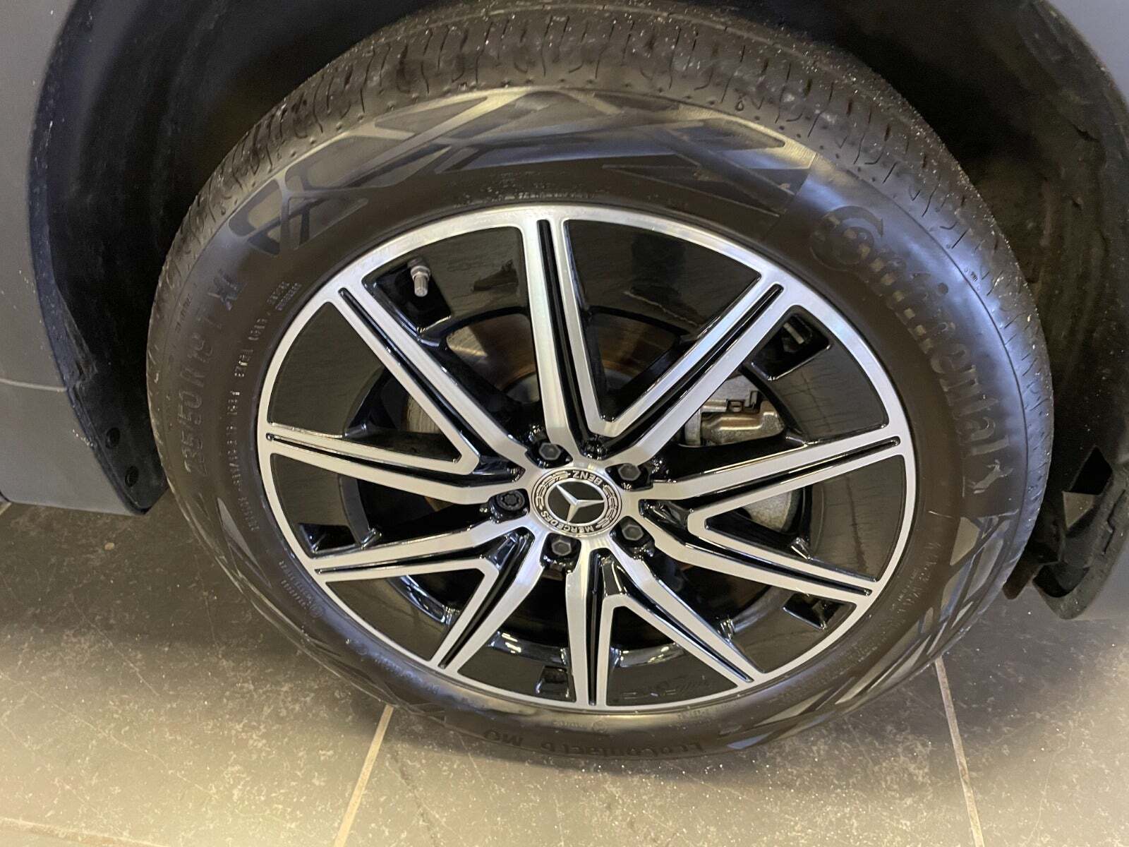 Rød Mercedes EQB250+ fra 2025