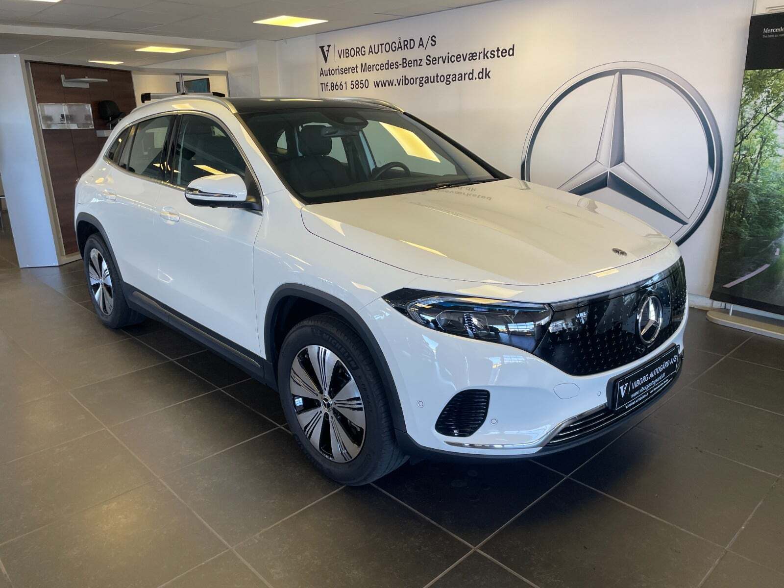 Hvid Mercedes EQA300 fra 2025 set udefra