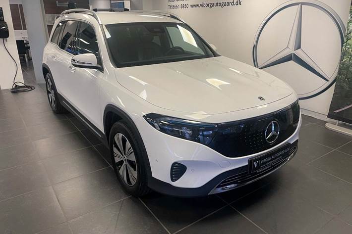 Hvid Mercedes EQB350 fra 2024 set udefra