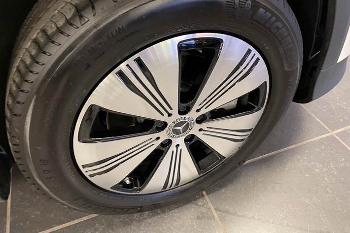 Hvid Mercedes EQB350 fra 2024
