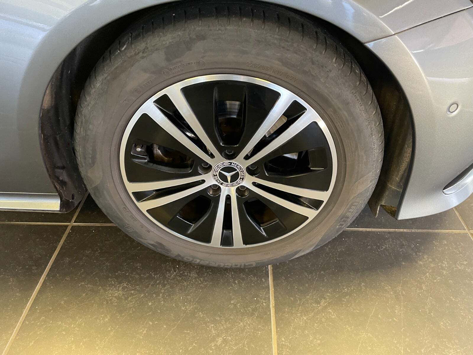 Grå Mercedes E220 d fra 2021