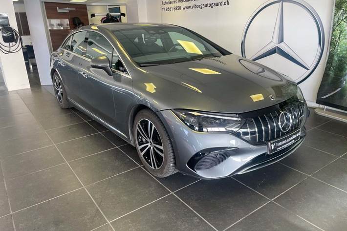 Grå Mercedes EQE350 fra 2023 set udefra