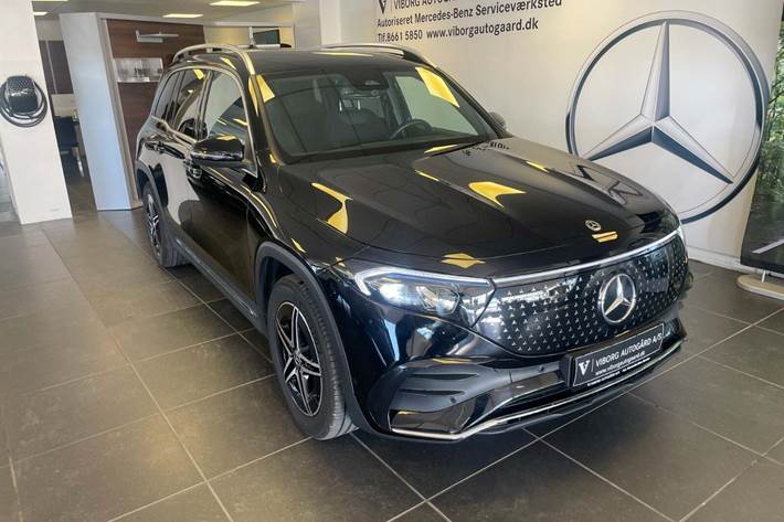 Sort Mercedes EQB250+ fra 2025 set udefra