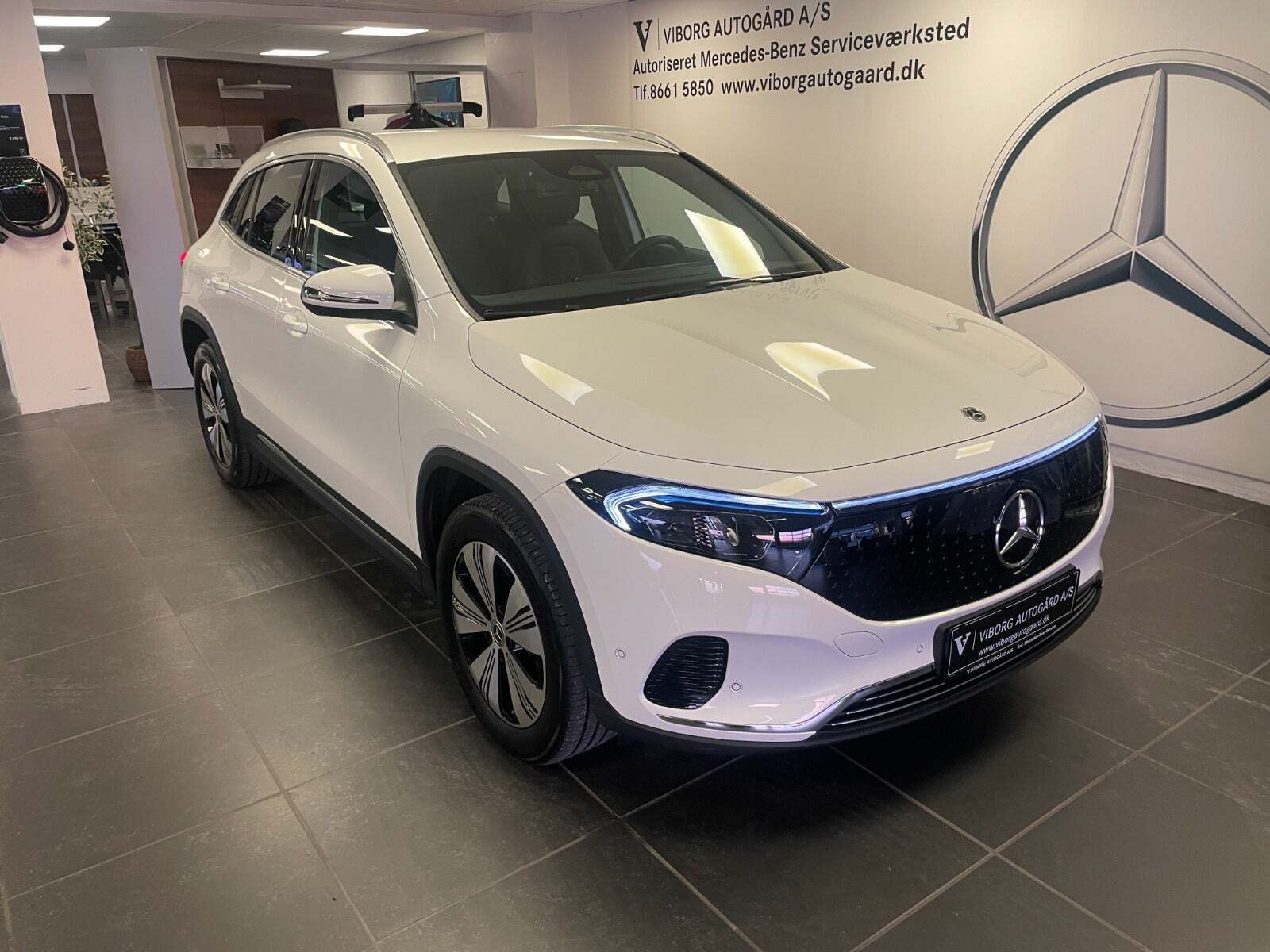 Hvid Mercedes EQA300 fra 2025 set udefra