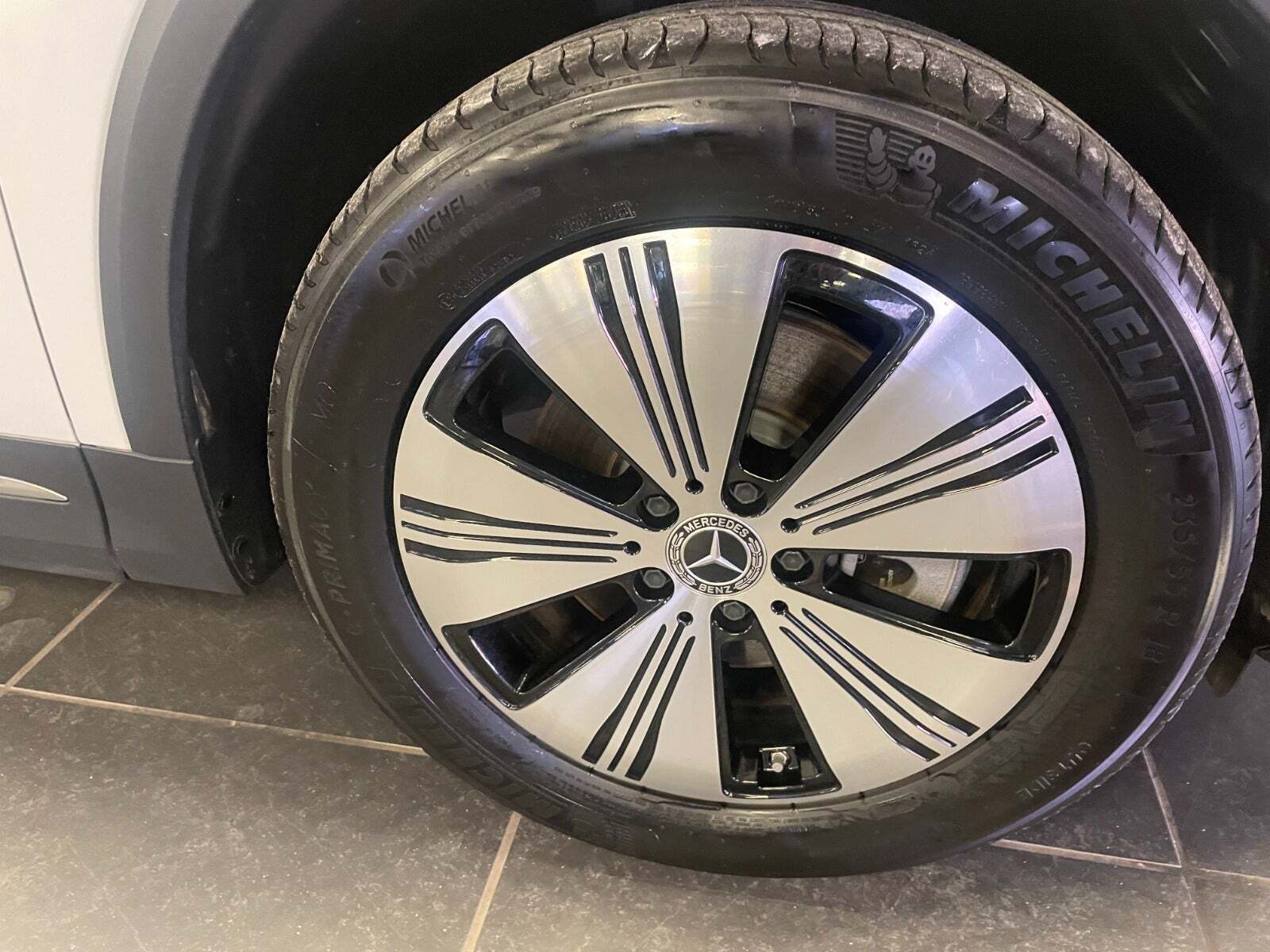 Hvid Mercedes EQA300 fra 2025