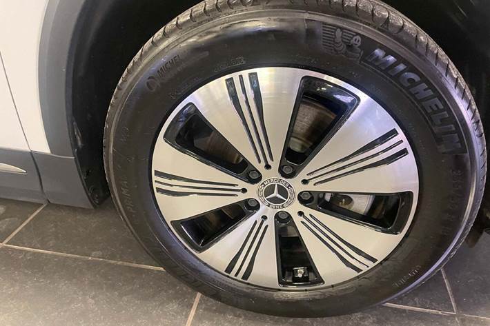 Hvid Mercedes EQA300 fra 2025