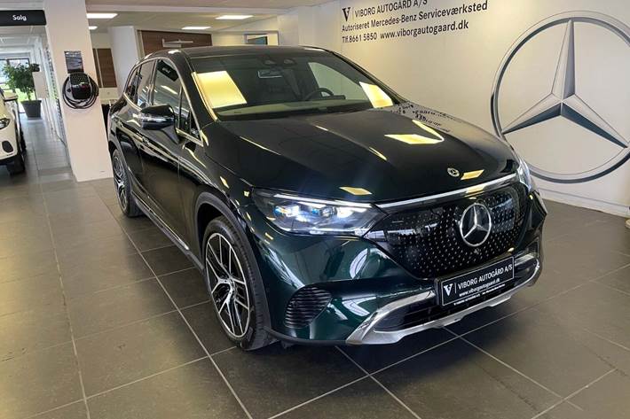 Grøn Mercedes EQE350 SUV fra 2024 set udefra