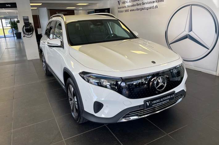 Hvid Mercedes EQB300 fra 2024 set udefra