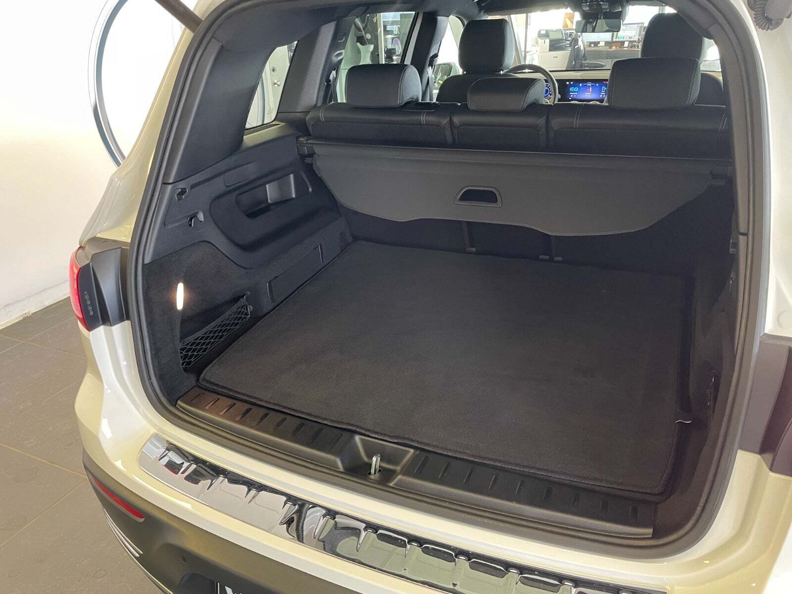 Hvid Mercedes EQB300 fra 2024