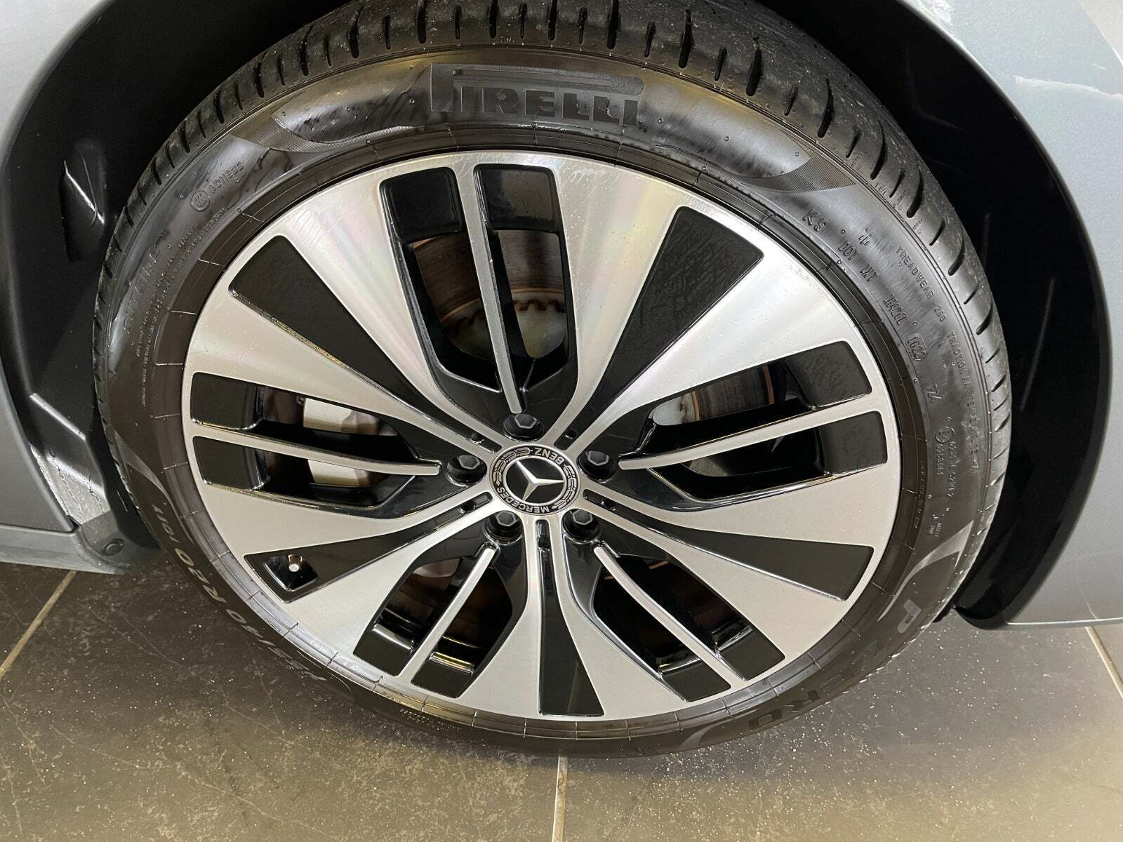 Grå Mercedes EQE350+ fra 2022