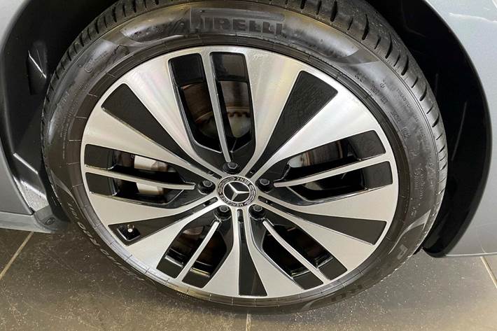 Grå Mercedes EQE350+ fra 2022