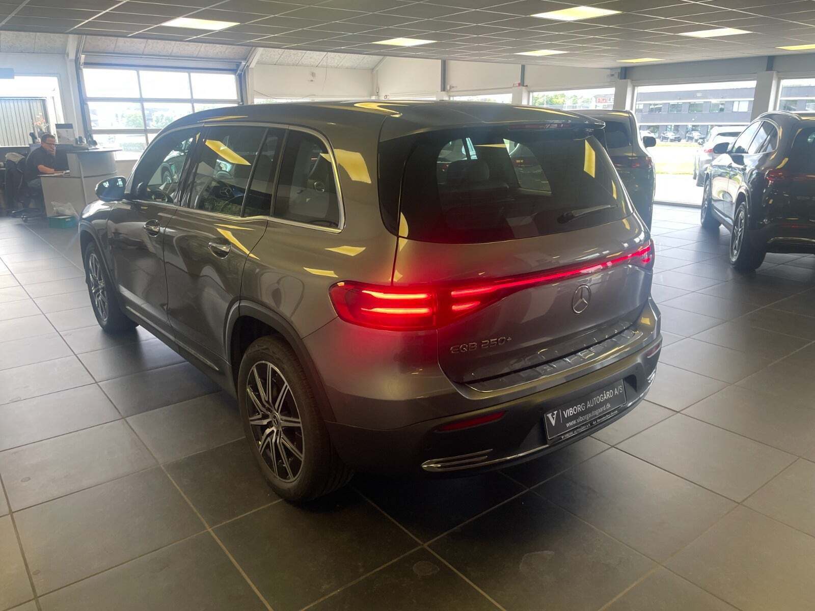 Grå Mercedes EQB250+ fra 2025
