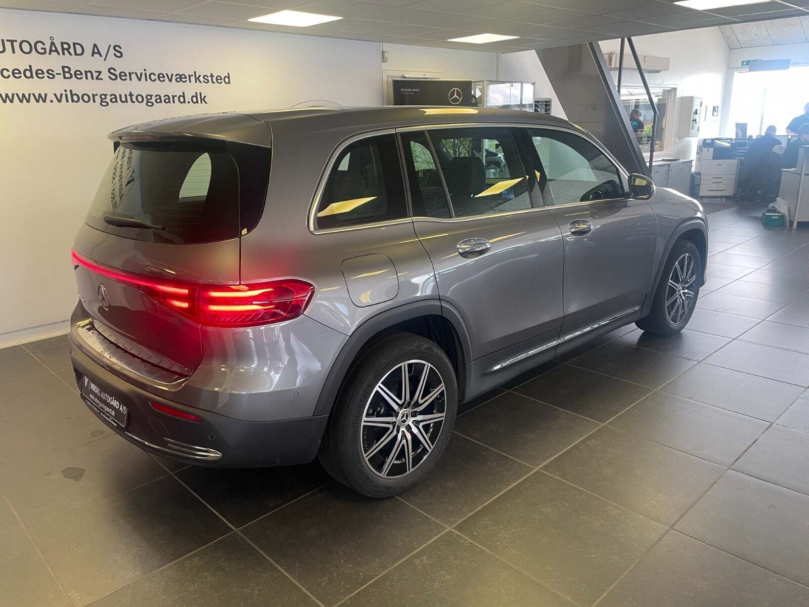 Grå Mercedes EQB250+ fra 2025