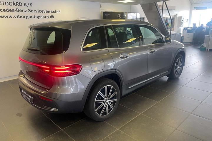 Grå Mercedes EQB250+ fra 2025