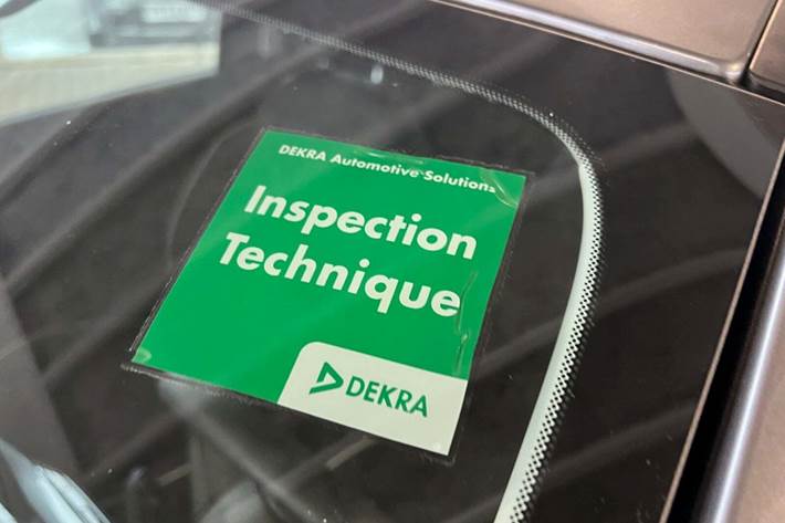 Grå Fiat 500e fra 2023