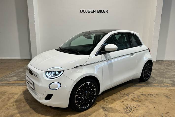 Hvid Fiat 500e fra 2023 set udefra