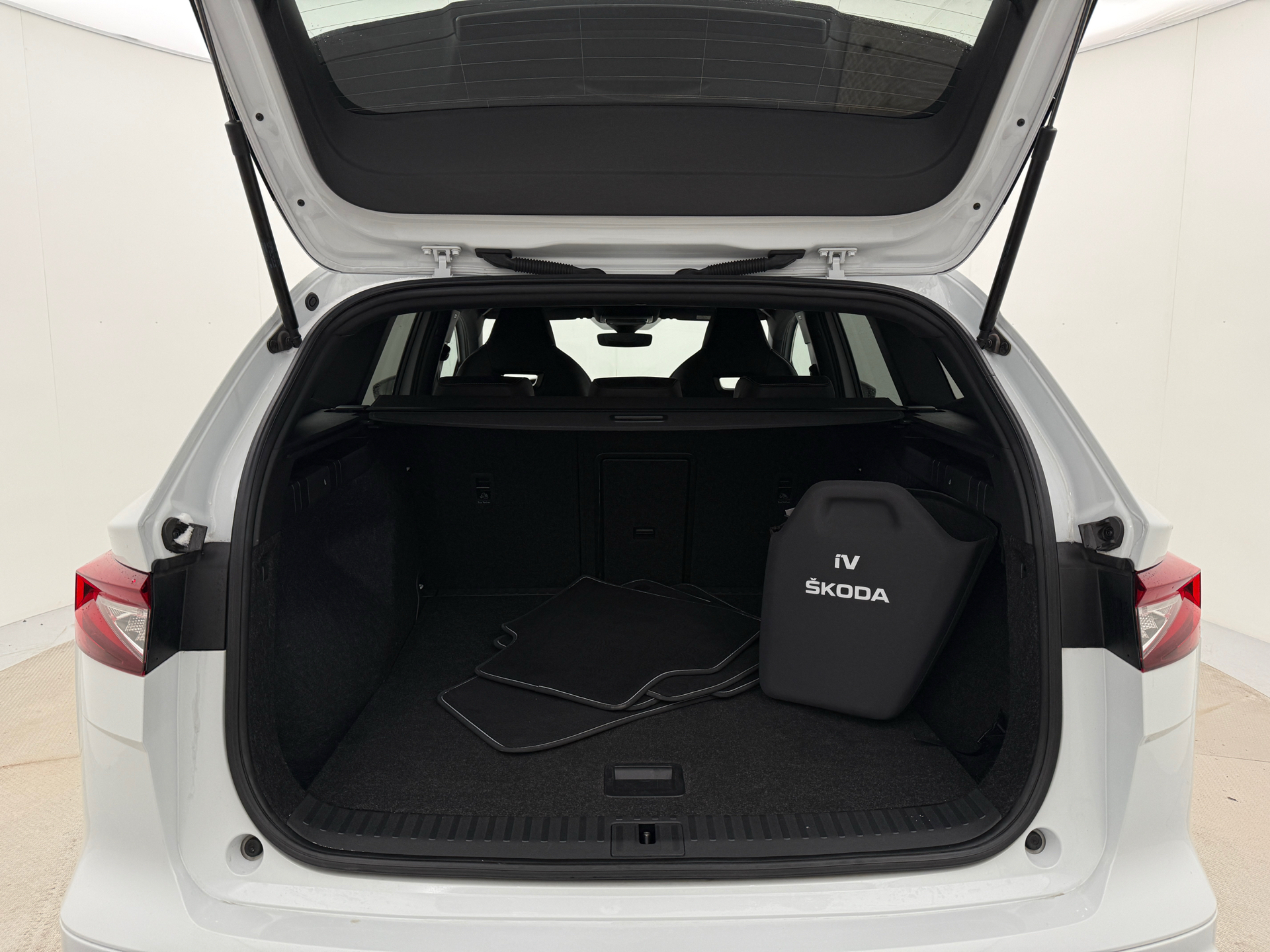 Hvid Skoda Enyaq fra 2023