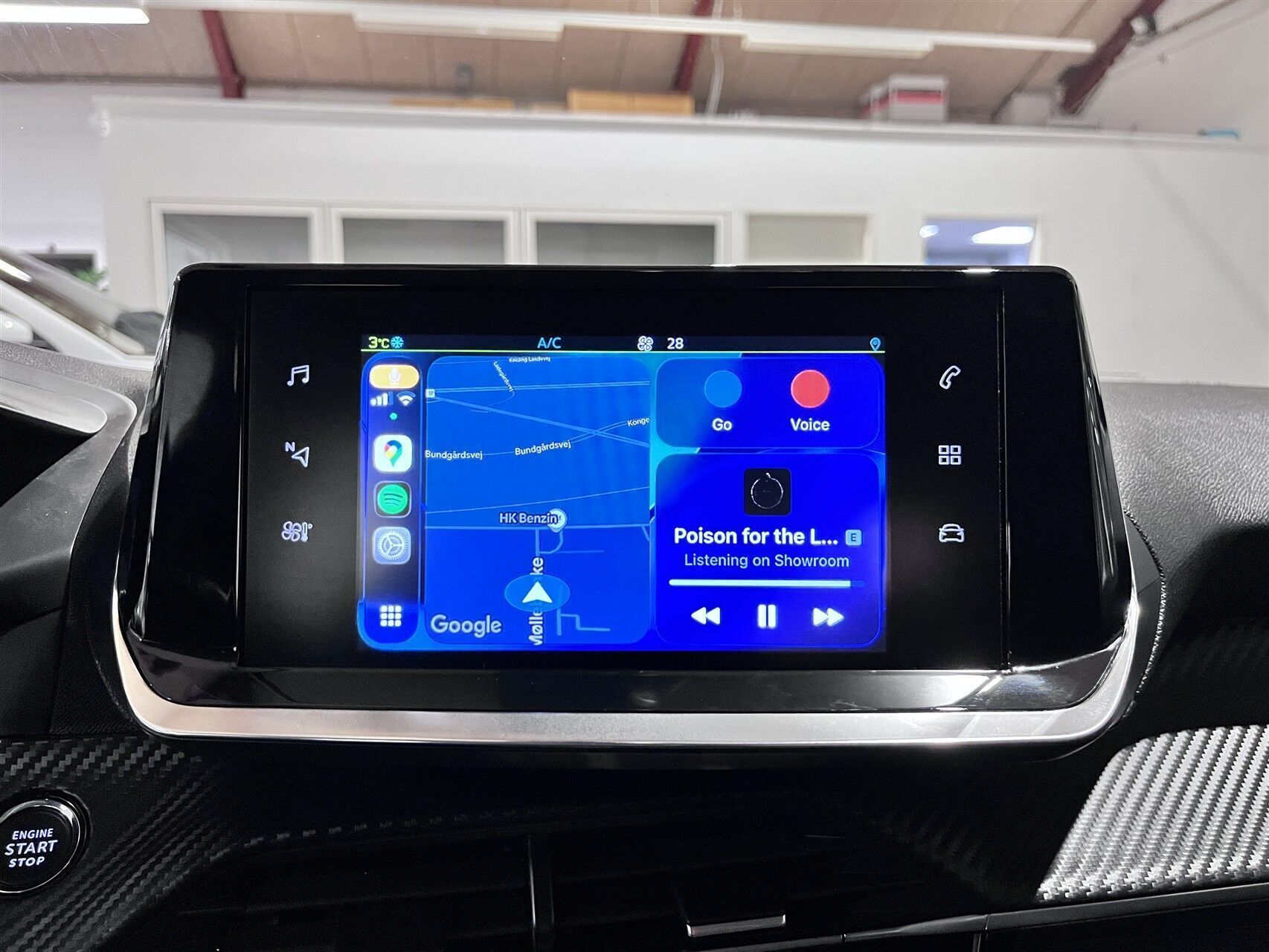 Blå Peugeot e-208 fra 2020