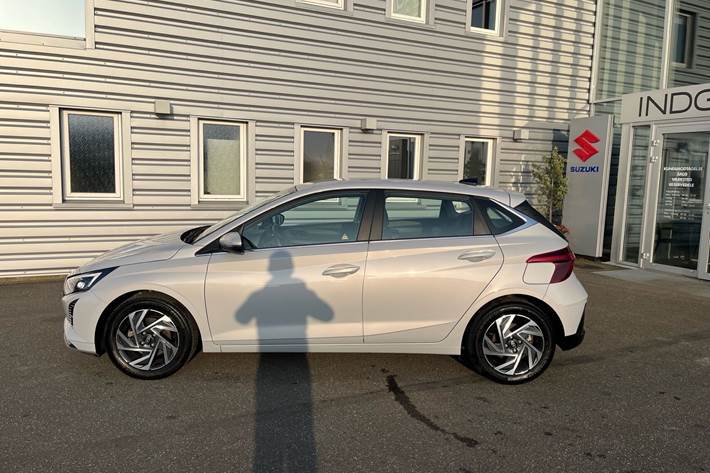 Grå Hyundai i20 fra 2024