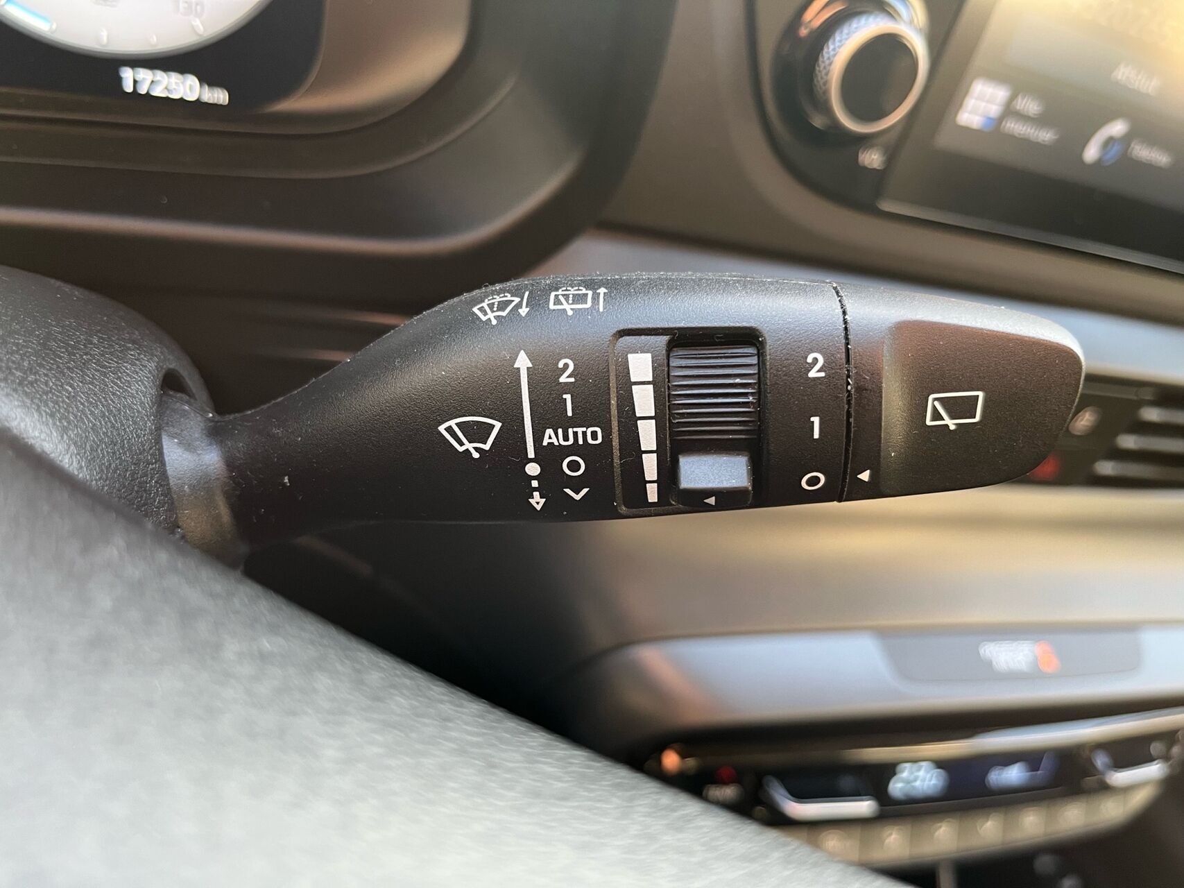 Grå Hyundai i20 fra 2024