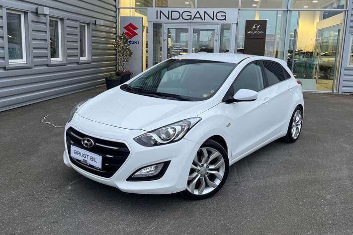 Hvid Hyundai i30 fra 2015 set udefra