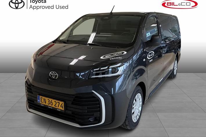 Grå Toyota ProAce fra 2026 set udefra