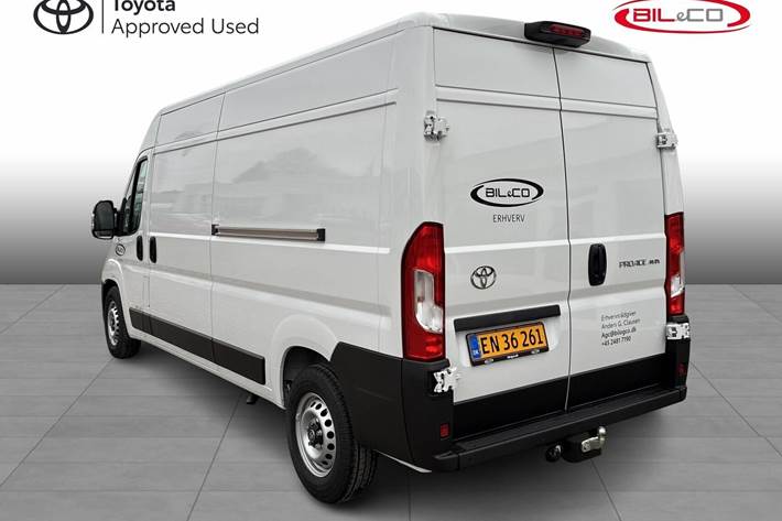 Hvid Toyota Proace Max fra 2025