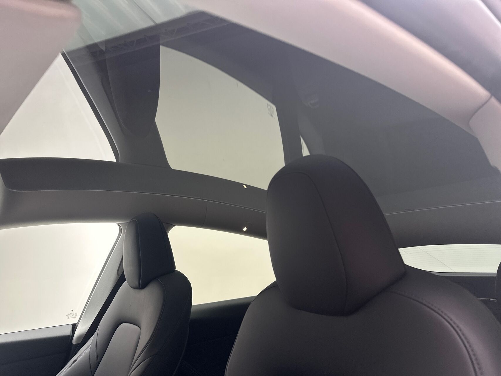 Rød Tesla Model Y fra 2023