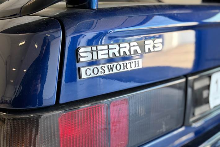 Blå Ford Sierra fra 1989 set udefra