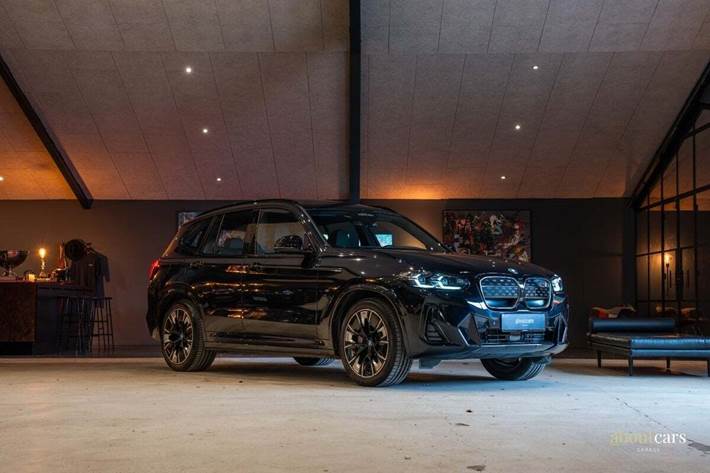 Blå BMW iX3 fra 2023