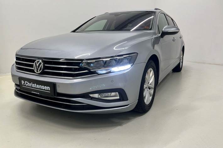 Grå VW Passat fra 2020 set udefra