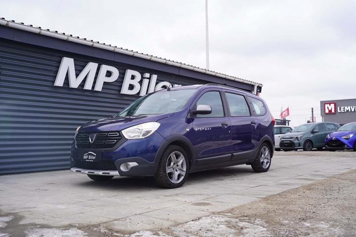 Blå Dacia Lodgy Stepway fra 2020 set udefra