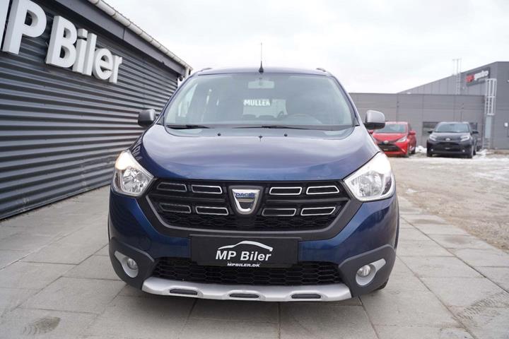 Blå Dacia Lodgy Stepway fra 2020 set udefra