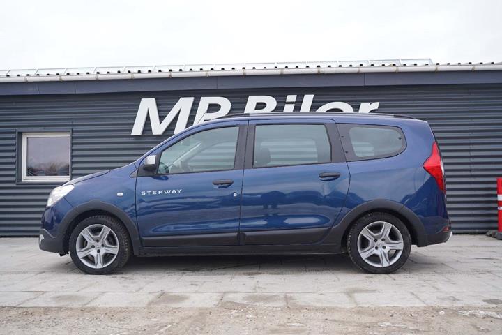 Blå Dacia Lodgy Stepway fra 2020 set udefra
