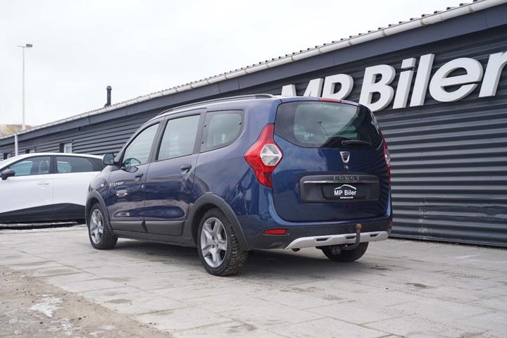 Blå Dacia Lodgy Stepway fra 2020 set udefra