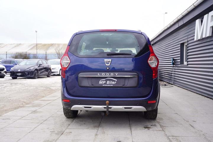 Blå Dacia Lodgy Stepway fra 2020 set udefra
