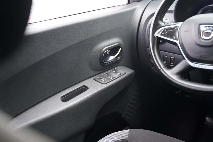 Blå Dacia Lodgy Stepway fra 2020 set indefra