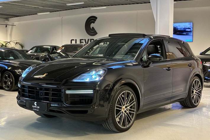 Sort Porsche Cayenne Turbo fra 2019 set udefra