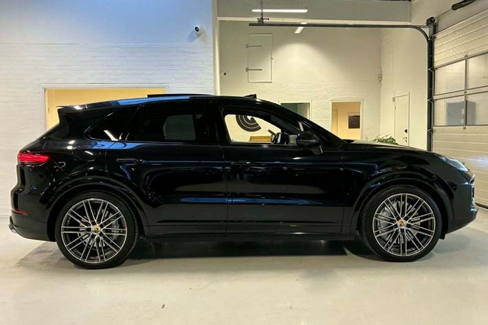 Sort Porsche Cayenne Turbo fra 2019